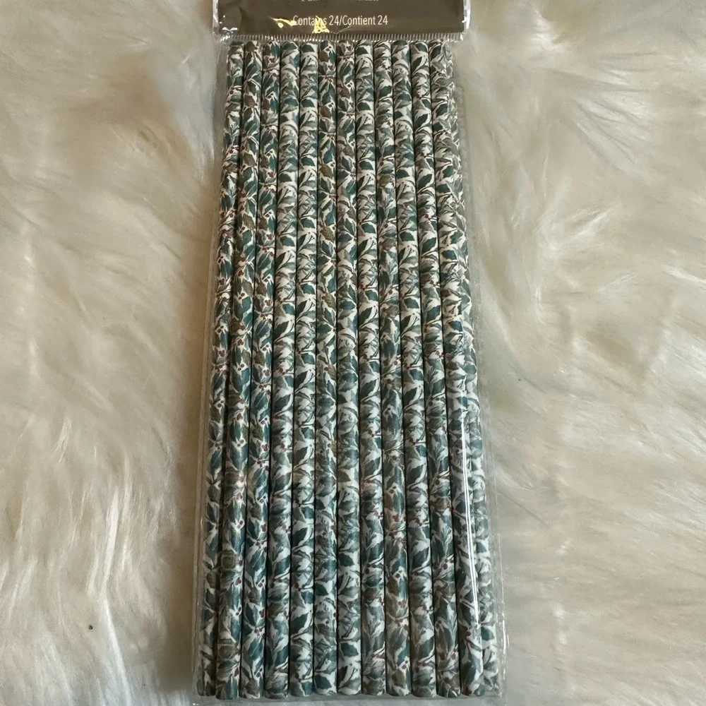 🩷5/$10 Pier one Christmas holly paper straws